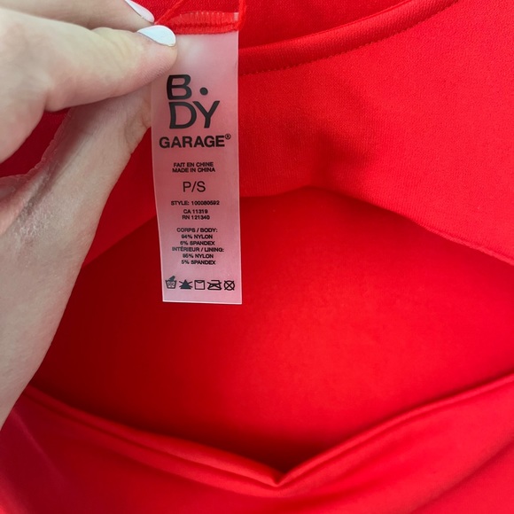 Red long sleeve with cut out in middle - Picture 3 of 4